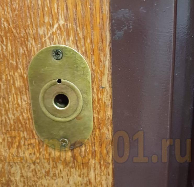 Клей в замке. Как открыть дверь - кто-то залил клей в замок.