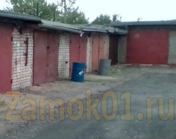 В личинке накладного замка гаража остался кусок ключа после неудачной попытки вскрытия гаража в Наро-Фоминске
