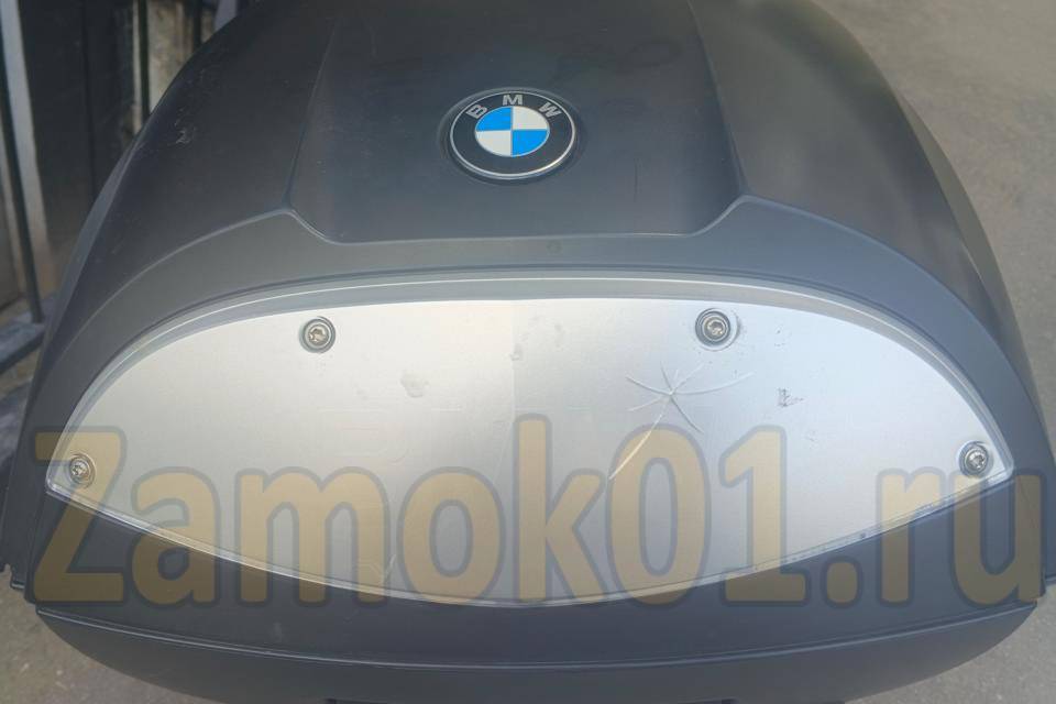 Как открыть кофр мотоцикла BMW, если ключи остались внутри?